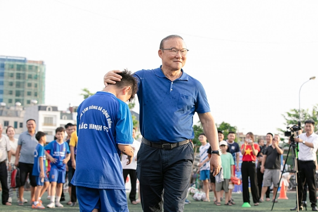 박항서 대한축구협회 부회장(가운데)이 박닌 소속 유소년 선수의 머리를 쓰다듬고 있다. /사진=디제이매니지먼트