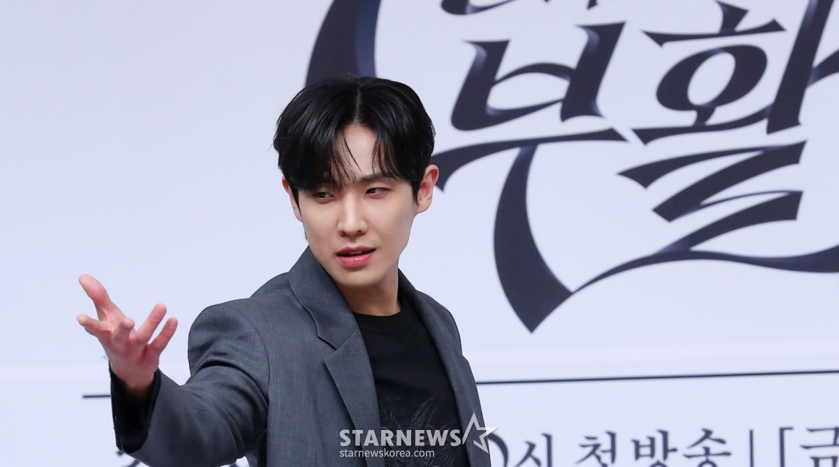배우 이준이 27일 오후 서울 양천구 목동 SBS 사옥에서 진행된 금토드라마 '7인의 부활' 제작발표회에 참석해 포즈를 취하고 있다. '7인의 부활'은 지난해 11월 종영한 '7인의 탈출'이 리셋된 복수의 판, 다시 태어난 7인의 처절하고도 강렬한 공조를 그린 작품이다. 오는 29일 첫 방송. 2024.03.27 /사진=김창현