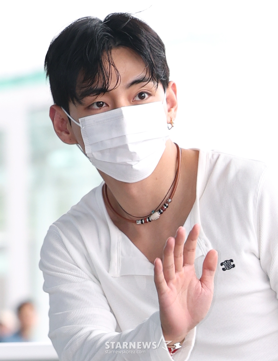 (인천공항=뉴스1) 권현진 기자 = 방탄소년단(BTS) 뷔(본명 김태형)가 해외 일정을 위해 4일 오전 인천국제공항을 통해 출국하고 있다. 2025.7.4/뉴스1  Copyright © 뉴스1. All rights reserved. 무단 전재 및 재배포,  AI학습 이용 금지. /사진=(인천공항=뉴스1) 권현진 기자