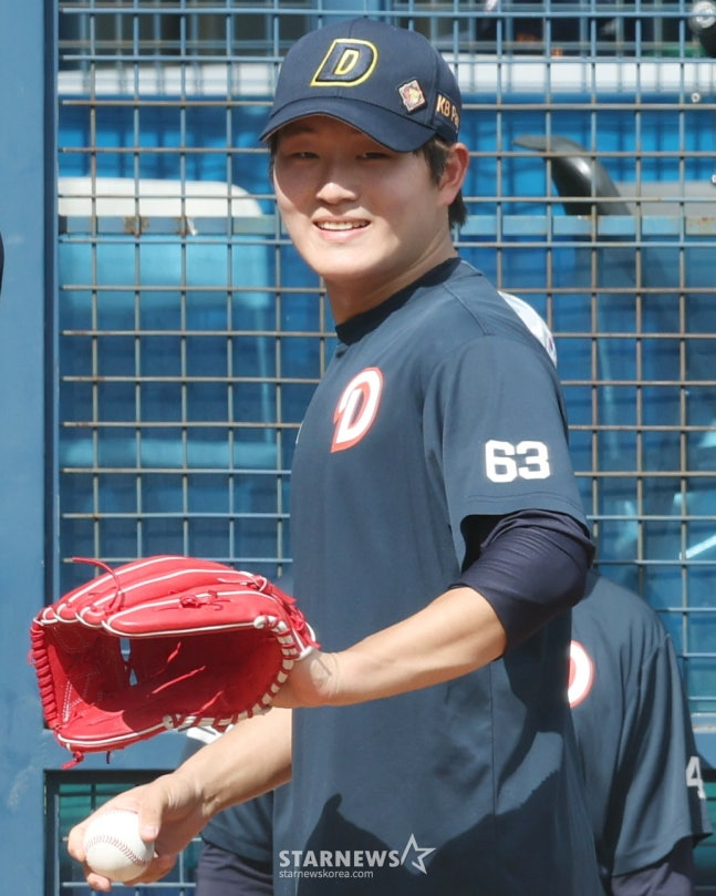 22일 경기를 앞두고 불펜 피칭을 하고 있는 김택연. /사진=김진경 대기자
