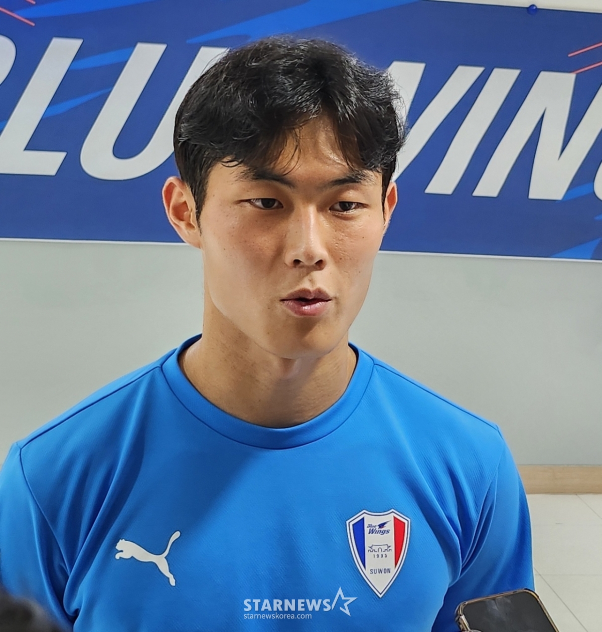서울 이랜드와 경기가 끝난 뒤 취재진 인터뷰에 응하는 강성진. /사진=박건도 기자