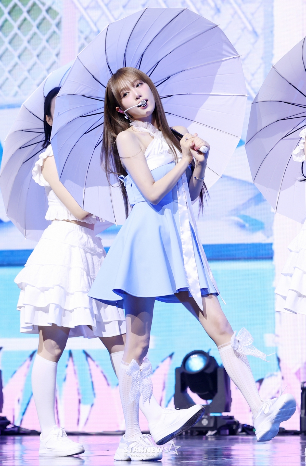 가수 최예나가 29일 서울 용산구 블루스퀘어에서 진행된 네 번째 미니앨범 'Blooming Wings' 발매 기념 쇼케이스에서 멋진 무대를 선보이고 있다. /2025.07.29 /사진=김휘선 hwijpg@
