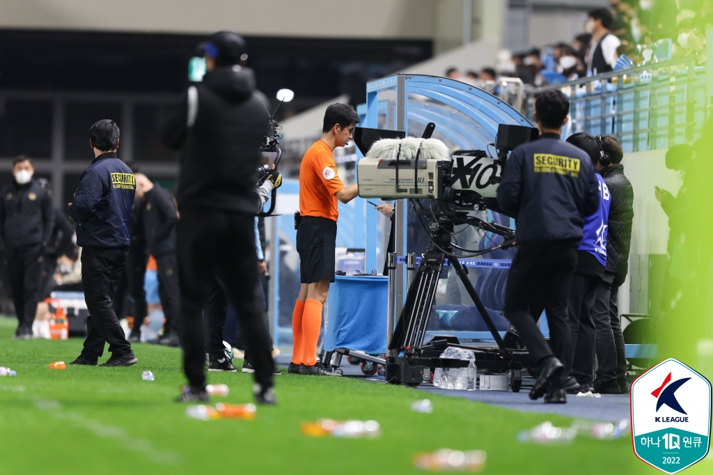 온 필드 리뷰를 통해 장면을 확인하고 있는 K리그 심판의 모습. /사진=한국프로축구연맹 제공