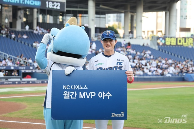 NC 최정원(오른쪽)이 1일 창원 KT전을 앞두고 7월 월간 MVP를 받았다. /사진=NC 다이노스 제공
