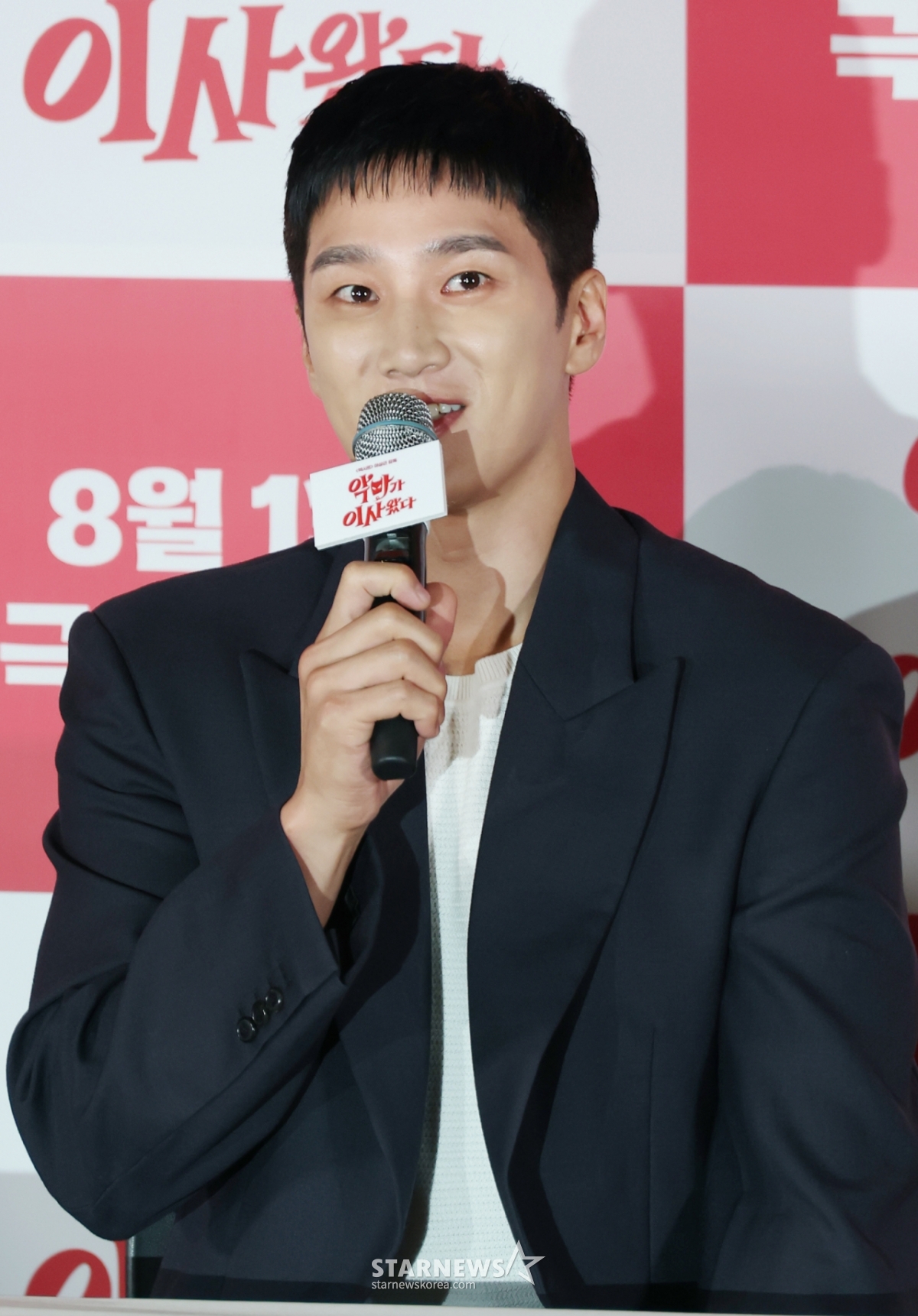 배우 안보현이 6일 오후 서울 CGV용산아이파크몰에서 진행된 영화 '악마가 이사왔다'(감독 이상근) 언론배급시사회 및 기자간담회에 참석해 질문에 답하고 있다. 새벽마다 악마로 깨어나는 선지(임윤아)를 감시하는 기상천외한 아르바이트에 휘말린 청년 백수 길구(안보현)의 고군분투를 담은 악마 들린 코미디 ‘악마가 이사왔다’는 오는 13일 개봉한다. /2025.08.06 /사진=이동훈 photoguy@