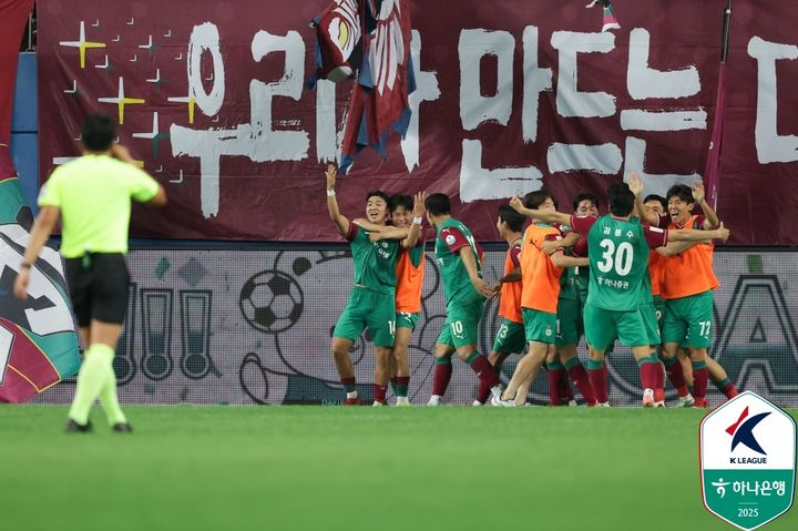 골을 넣고 기뻐하는 김준범(가운데)의 모습. /사진=한국프로축구연맹 제공