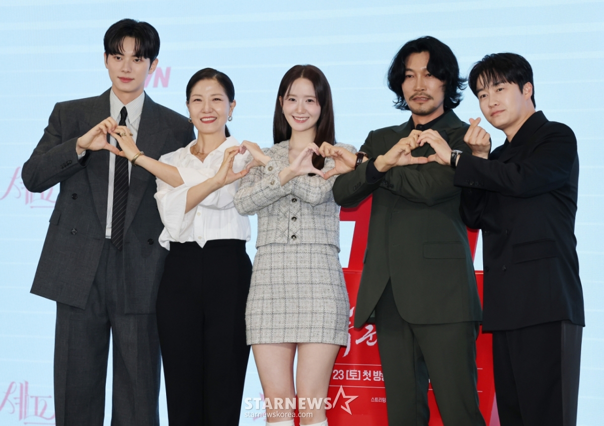 배우 이채민, 서이숙, 임윤아, 최귀화, 오의식이 19일 오후 서울 구로구 더세인트에서 진행된 tvN 토일드라마 '폭군의 셰프' 제작발표회에 참석해 포즈를 취하고 있다. 최고의 순간 과거로 타임슬립한 셰프가 최악의 폭군이자 절대 미각 소유자인 왕을 만나며 벌어지는 서바이벌 판타지 로맨틱코미디 '폭군의 셰프'는 오는 23일 첫 방송된다. /2025.08.19 /사진=이동훈 photoguy@