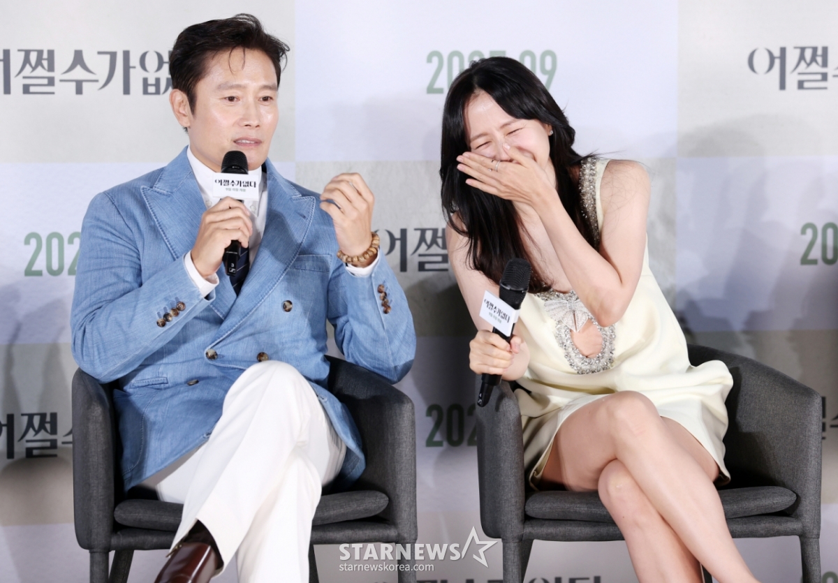 배우 이병헌, 손예진이 19일 서울 용산구 CGV아이파크몰에서 열린 영화 ‘어쩔수가 없다‘ 제작보고회에서 질의응답을 하고 있다. '어쩔 수가 없다'는 모든 것이 만족스러웠던 회사원 만수가 갑작스러운 해고 이후 가족과 집을 지키기 위해 재취업 전쟁에 뛰어드는 이야기를 그린다. 오는 9월 개봉 예정. /2025.08.19 /사진=김휘선 hwijpg@