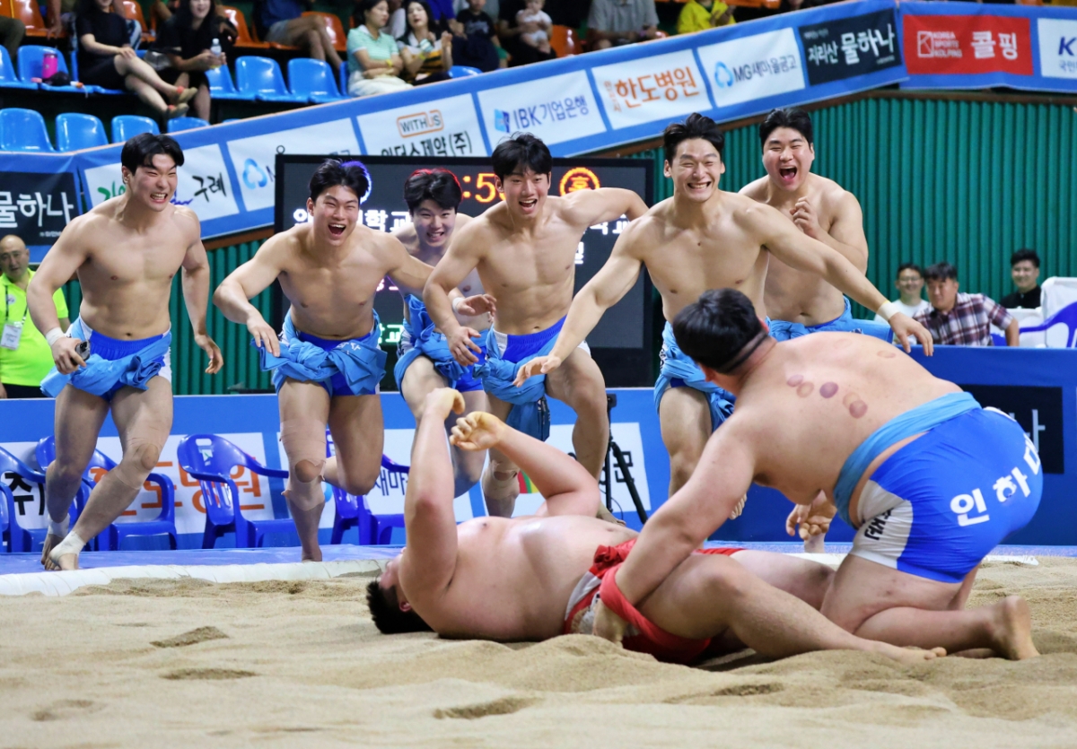 전라남도 구례군 구례실내체육관에서 열린 '제17회 구례전국여자천하장사 및 대학장사씨름대회' 대학교부 단체전 우승을 차지한 인하대학교(인천광역시)가 우승을 확정한 후 기뻐하고 있다. /사진=대한씨름협회 제공