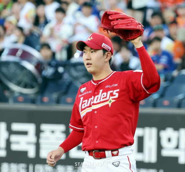 SSG 송영진이 24일 한화전 마운드에 올라 공을 넘겨받고 있다. /사진=강영조 선임기자