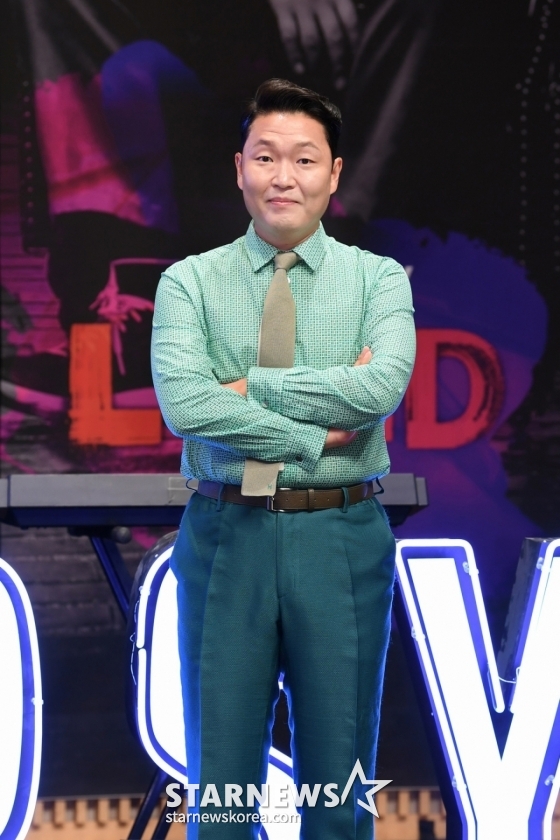 가수 겸 프로듀서 싸이가 3일 오후 온라인 생중계로 진행된 SBS 보이그룹 프로젝트 '라우드' 제작발표회에 참석해 포즈를 취하고 있다. /사진제공=SBS 2021.06.03