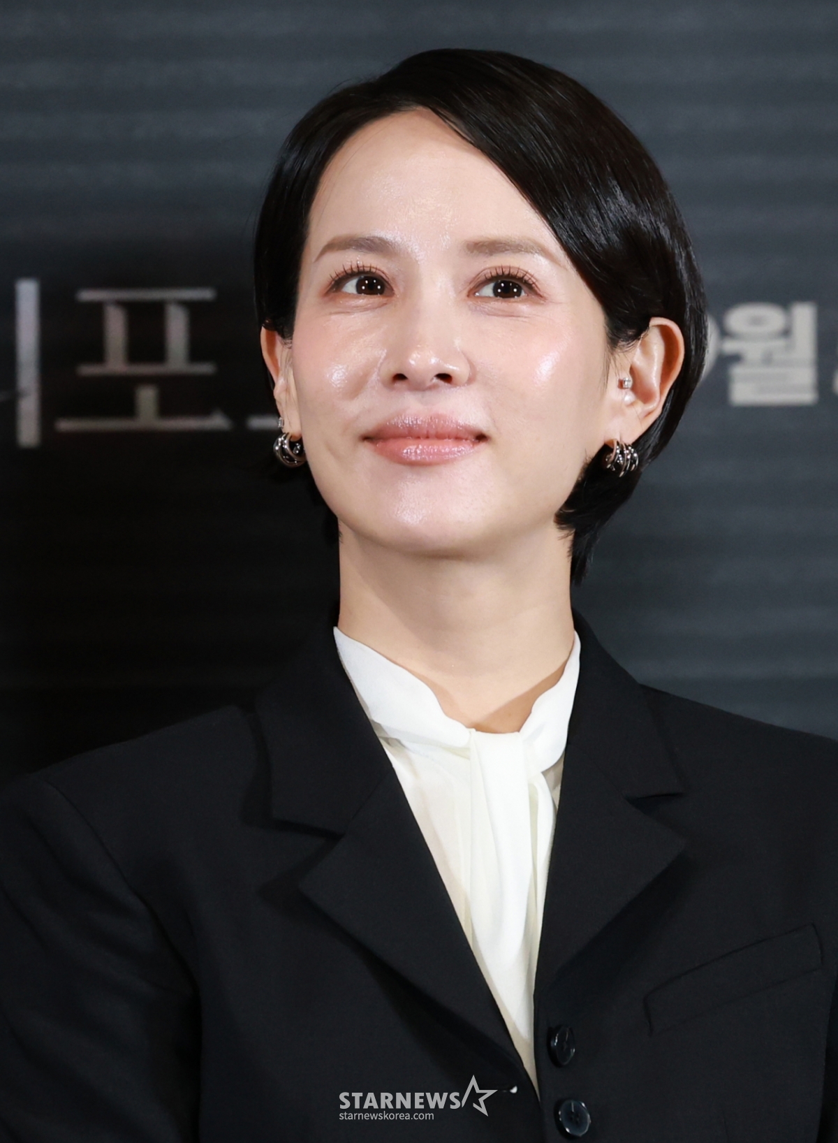 (서울=뉴스1) 권현진 기자 = 배우 조여정이 28일 서울 용산구 CGV용산아이파크몰에서 열린 영화 '살인자 리포트‘(감독 조영준) 언론시사회 및 기자간담회에 참석해 객석을 바라보고 있다. '살인자 리포트'는 특종에 목마른 베테랑 기자 선주(조여정 분)에게 정신과 의사 영훈(정성일 분)이 연쇄살인을 고백하는 인터뷰를 요청하면서 벌어지는 이야기를 담은 작품이다. 2025.8.28/뉴스1 Copyright © 뉴스1. All rights reserved. 무단 전재 및 재배포, AI학습 이용 금지. /사진=(서울=뉴스1) 권현진 기자