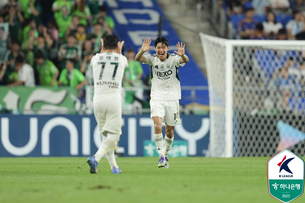 전진우(오른쪽)가 30일 오후 7시 울산문수축구경기장에서 열린 하나은행 K리그1 28라운드에서 울산HD를 상대로 득점 후 기뻐하고 있다. /사진=한국프로축구연맹 제공
