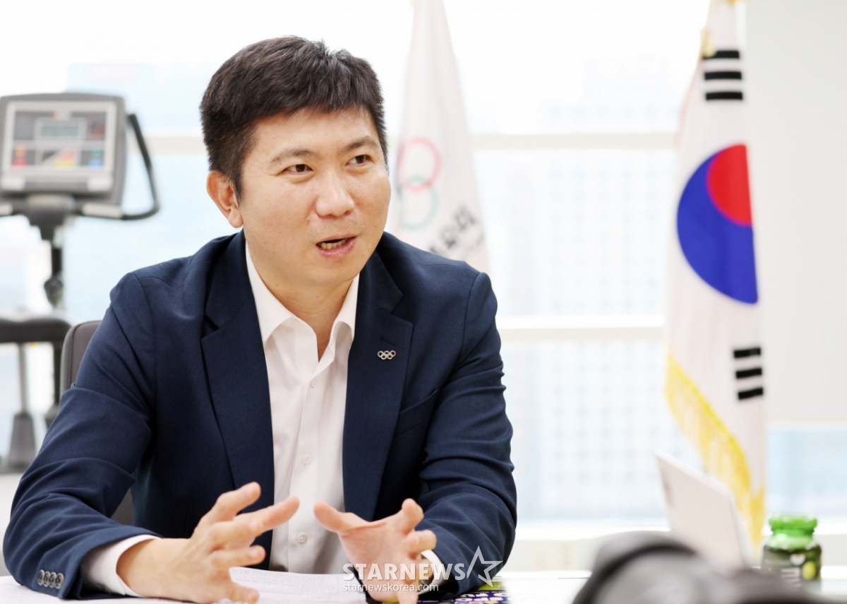 유승민 대한체육회장이 지난 8월 26일 서울 송파구 올림픽회관에서 스타뉴스와 인터뷰를 하고 있다. /사진=강영조 선임기자