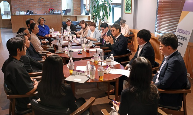 최휘영(오른쪽 3번째) 문화체육관광부 장관이 2일 서울 종로구 예술가의 집에서 공연예술 분야 현장예술인을 만나 간담회를 하고 있다. /사진=문체부