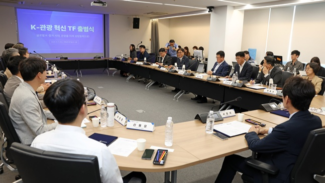 최휘영 문화체육관광부 장관이 3일 열린 케이(K)-관광 혁신 전담팀(TF) 출범식에서 참석자들과 관광정책에 대한 의견을 나누고 있다. /사진=문체부