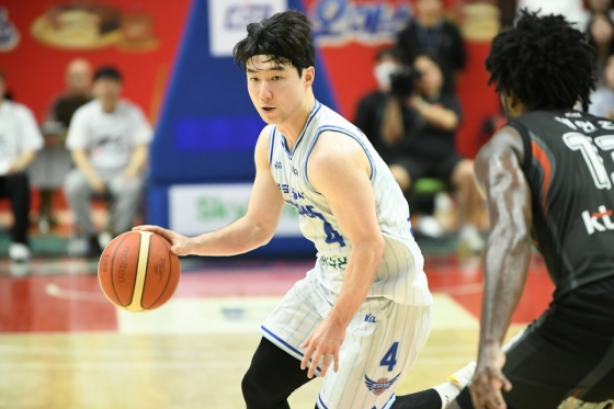 김낙현(왼쪽)이 드리블을 시도하고 있다. /사진=KBL 제공
