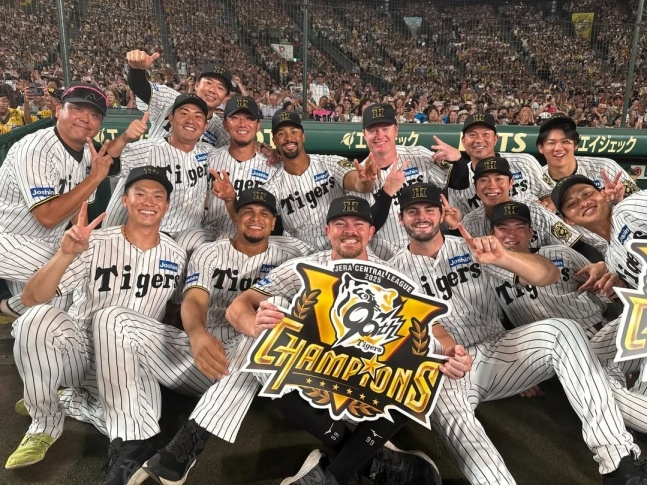 한신 타이거즈 선수단이 7일 2025 일본프로야구 정규리그 1위를 조기 확정 짓고 미소 짓고 있다. /사진=한신 타이거즈 구단 공식 SNS 갈무리