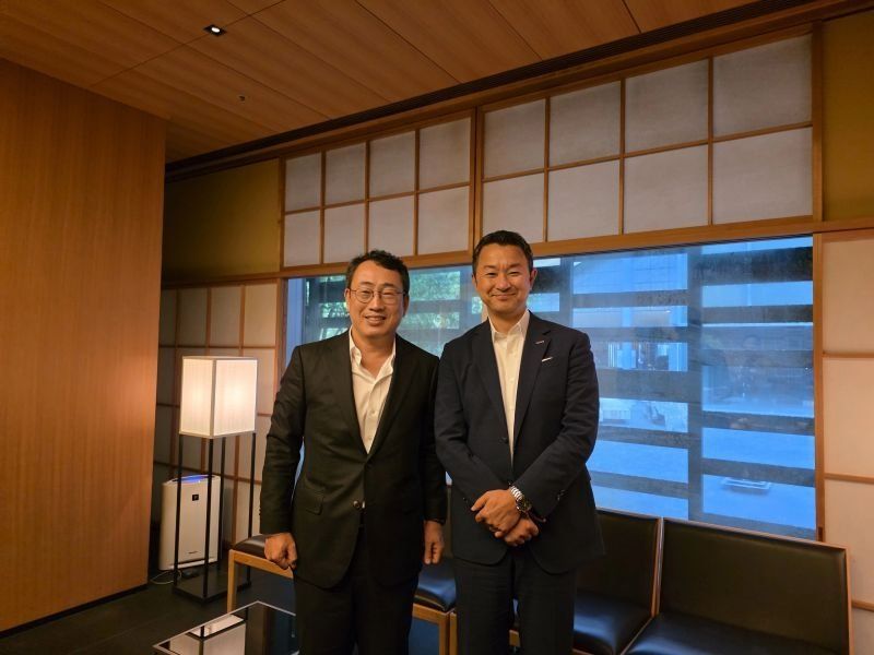 유영상 SK텔레콤 대표(왼쪽)와 마에다 요시아키 NTT 도코모 CEO가 기념촬영을 하고 있다.