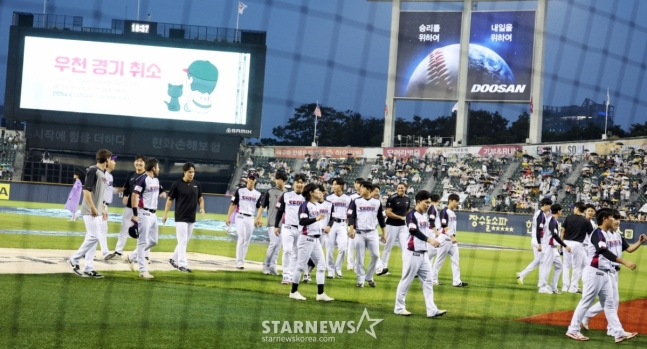 우천 취소가 된 직후 인사를 하기 위해 나오는 LG 선수단. /사진=강영조 선임기자