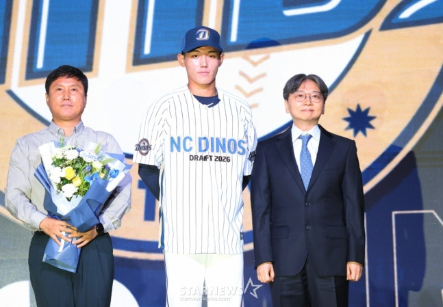 유신고 내야수 신재인(가운데)이 17일 2026 KBO 신인드래프트 1라운드에서 NC의 지명을 받고 아버지(왼쪽), 임선남 단장과 함께 기념촬영을 하고 있다.  /사진=김진경 대기자