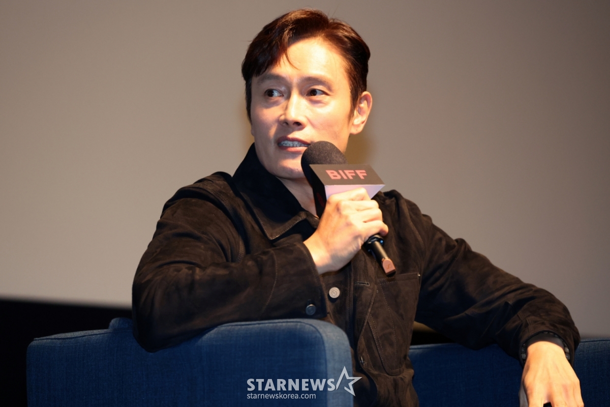 [부산=뉴시스] 박진희 기자 = 이병헌 배우가 19일 부산 해운대구 동서대학교 소향씨어터에서 제30회 부산국제영화제(BIFF) '액터스 하우스' 행사를 하고 있다. '액터스 하우스'는 연기력과 스타성을 겸비한 동시대 대표 배우들이 자신의 연기와 작품에 관해 솔직하고 깊이 있는 이야기를 들려주는 부산국제영화제만의 시그니처 프로그램이다. 2025.09.19. pak7130@newsis.com /사진=박진희