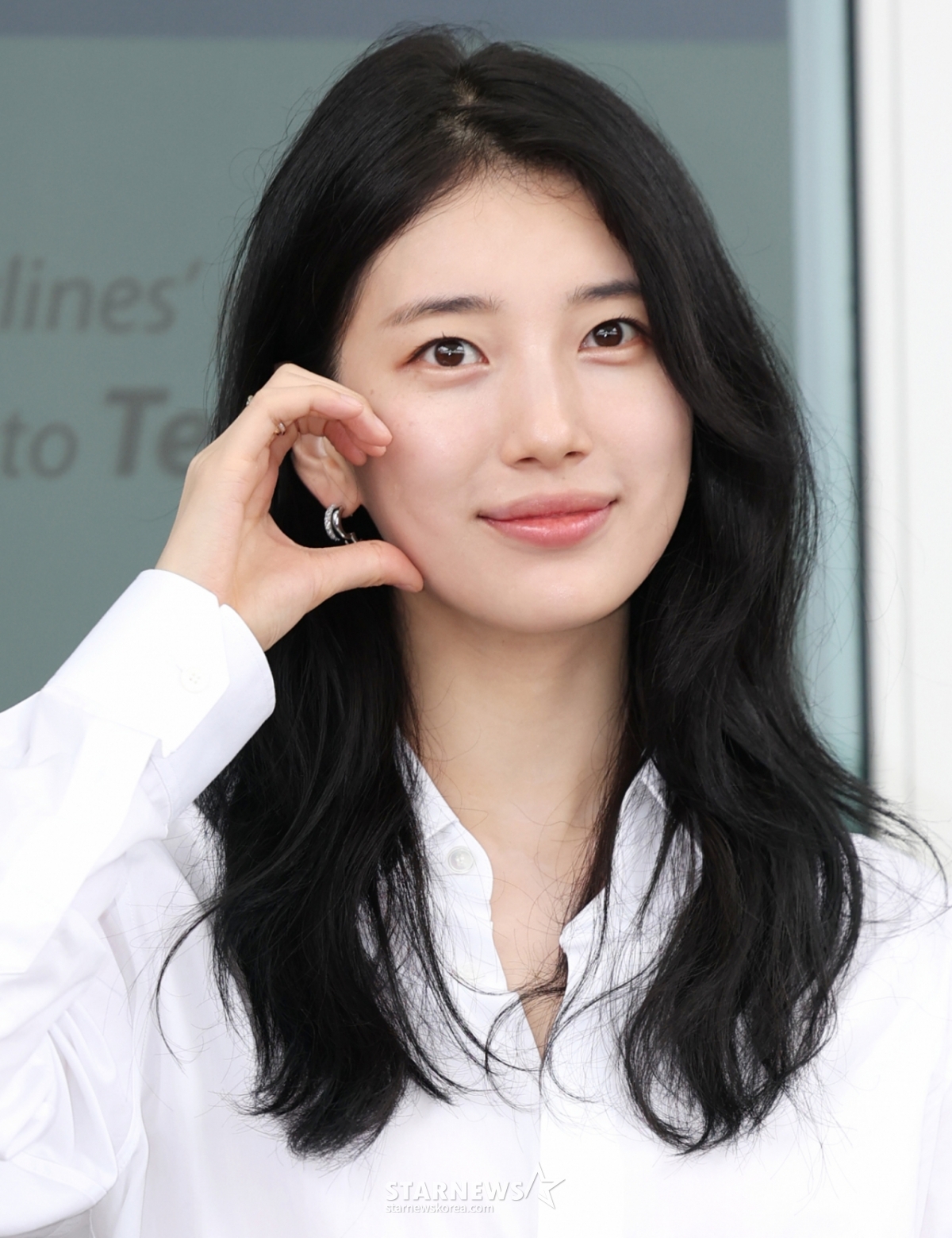 (인천공항=뉴스1) 권현진 기자 = 배우 수지가 해외 일정을 위해 4일 오전 인천공항을 통해 출국하기 전 인사를 하고 있다. 2025.7.4/뉴스1 Copyright © 뉴스1. All rights reserved. 무단 전재 및 재배포, AI학습 이용 금지. /사진=(인천공항=뉴스1) 권현진 기자