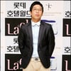 [★포토]커플티 선물한 MC몽, 결혼식 사회 맡아