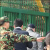 [★포토]고개숙인채 위병소 들어서는 싸이