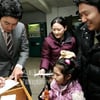 '안방대통령' 송일국, 대선투표장서 즉석 사인회