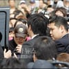 [★포토]팬들에게 둘러쌓인 강타