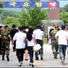 [★포토]동기들과 입대하는 성시경의 뒷모습