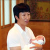[★포토]배칠수 '아기 안고 결혼식 참석'