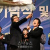 [★포토]가수기 흔드는 남진-송대관 회장
