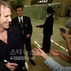 "빗속 팬들에 감사" 마이클 베이의 '선물' 
