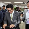 [★포토]정병국 장관, 박효준 사랑의 편지에 '빵 터졌네!'