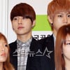 [★포토]'카메라 세례' 용준형, 몸 둘 바를 모르겠네!