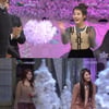 아이유, 수지 엉덩이 '찰싹' 때리는 '못된 손' 화제