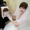 다나, 웨딩드레스 입고 '난로에 손 녹이기?'