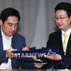 [★포토]합의서 교환하는 강용석-손범규
