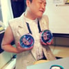 싸이, CD들고 야릇한 포즈..육갑 품었네?