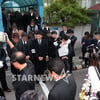 [★포토]김성수 前부인, 유가족 오열 속 발인