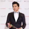 [★포토]조정석, '꽃을 든 남자'