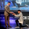 [★포토]윌 스미스, '아들에게 받는 카네이션'