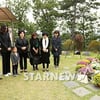 故최진실 추모식..母 "진실아, 엄마왔다" 애통