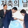 [★포토]한혜진 母, 대통령표창 대리수상