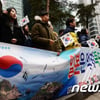 다케시마의 날 항의 집회 잇달아.. 오물 투척 시도도