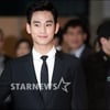 '한류★' 김수현 등장에 인천공항이 들썩..무장경호도