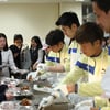 성남FC 선수단, 성남여고 깜짝 습격.. '배식 활동'