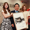 [★포토]민아-소진, '위촉장 들고 한 컷'